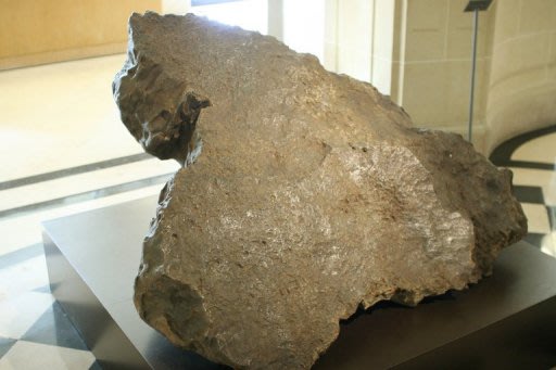 (Arquivo) Meteorito em exposição na capital francesa