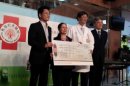五萬美元獎金 陳樹菊捐給台東馬偕醫院.