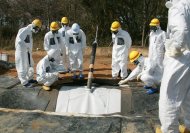 Funcionários da Tepco inspecionam reservatórios em Fukushima em abril de 2013