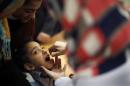 Un bambino riceve il vaccino anti-polio