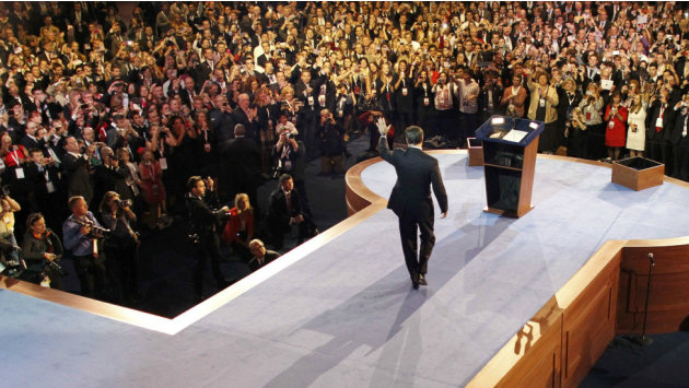 هنأ رومني أوباما بالفوز في الانتخابات الرئاسية مقرا بأن الشعب الأمريكي اختار منافسه.