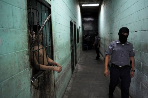 Unos pandilleros de la Mara 18 permanecen en su celda durante el servicio religioso para celebrar la tregua