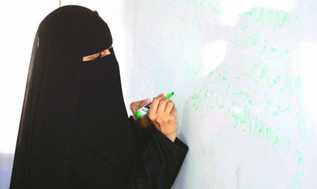 السعودية: مديرة مدرسة تكسر أصبع طالبة 20121115143144