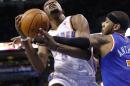 Kevin Durant, del Thunder de Oklahoma City, recibe una falta de Carmelo Anthony, de los Knicks de Nueva York, en el partido del domingo 9 de febrero de 2014 Oklahoma City (AP Foto/Sue Ogrocki)