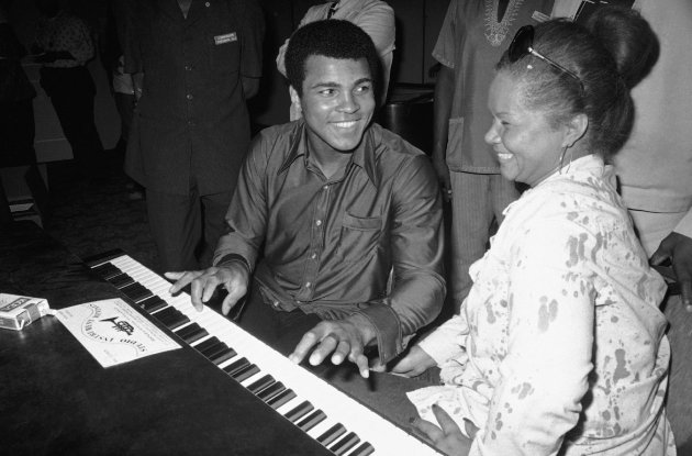 En esta fotografía del 22 de septiembre de 1974, Muhammad Alí toca algunas notas en el piano mientras lo mira la cantante Etta James. Lupe de León, publicista de James, dijo que ella murió en el sur d