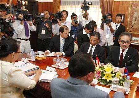Indonesian Foreign Minister Natalegawa talks to his Cambodian counterpart Hor during a meeting in Phnom Penh