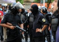 Policiais se posicionam em frente à mesquita de Al-Fatah, em Túnis, em 21 de setembro