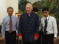 Singapore's former Prime Minister Lee Kuan Yew (C) walks back to his seat after unveiling his new book at the Istana in Singapore August 6, 2013. The new book by Lee entitled One Man's View of the World was launched on Tuesday. The 400-page book touched on developments around the world and contained harsh words about neighbouring Malaysia, which Lee had terse relations with when he was prime minister. REUTERS/Edgar Su (SINGAPORE - Tags: POLITICS MEDIA)