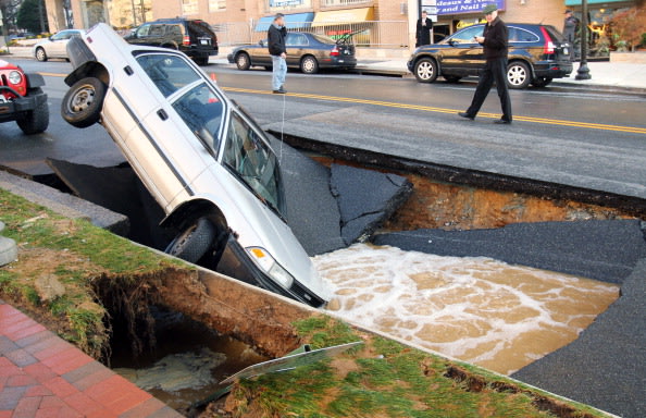 Mobil terperangkap masuk lubang …