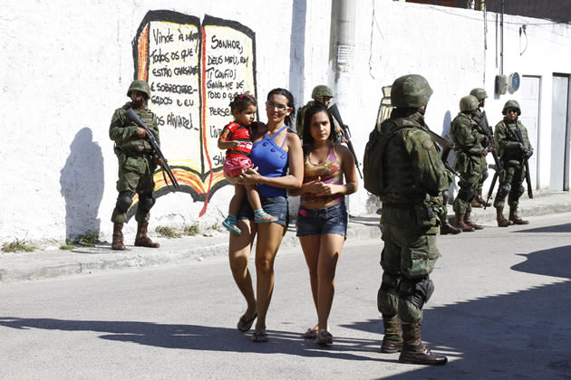 Militarem ocupam favela no Rio para as eleições