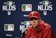 El pitcher de los Filis de Filadelfia, Roy Halladay,escucha una pregunta en una conferencia de prensa el jueves, 6 de octubre de 2011, en Filadelfia. (AP Photo/Matt Slocum)