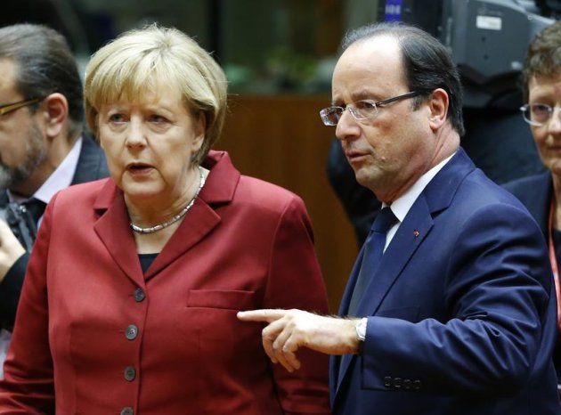 François Hollande et Angela Merkel ont proposé à leurs homologues européens une sortie de crise dans l'affaire de la surveillance des communications en Europe par la NSA avec l'établissement d'ici fin 2013 d'un code de bonne conduite et de coopération. /Photo prise le 24 octobre 2013/ REUTERS/Yves Herman