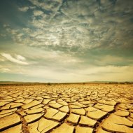 世界銀行指出，過去 10 年自然災害所造成的損失已「成長」到 1 年平均 2 億美金，而劇烈變遷的氣候環境有 95%到 100%是人為造成的。（ photo by Met Office ）