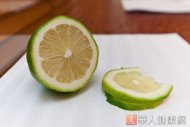 坊間有人以小蘇打粉水加上檸檬搓洗水果表面，可去除表皮殘留農藥及蠟。
