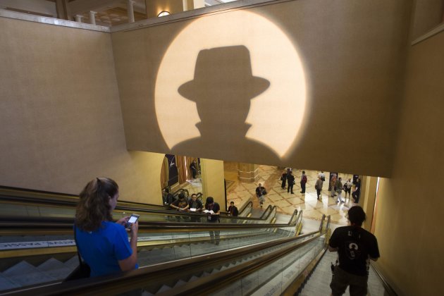 Black Hat USA 2013 attendees pass under a projected Black Hat logo during the hacker convention at Caesars Palace in Las Vegas, Nevada July 31, 2013. REUTERS/Steve Marcus (UNITED STATES - Tags: SCIENCE TECHNOLOGY MILITARY)
