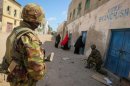 Soldados kenianos de la AMISOM vigilan una calle de Kismayo buscando explosivos de los 'shebab', el 5 de octubre pasado