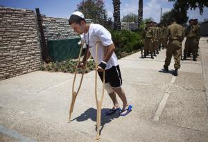 A wounded Israeli soldier arrives for the funeral of&nbsp;&hellip;