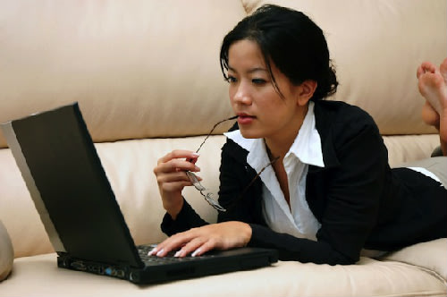 Woman-working-on-a-laptop-3660-1388710817-20140103-020517-223.jpg