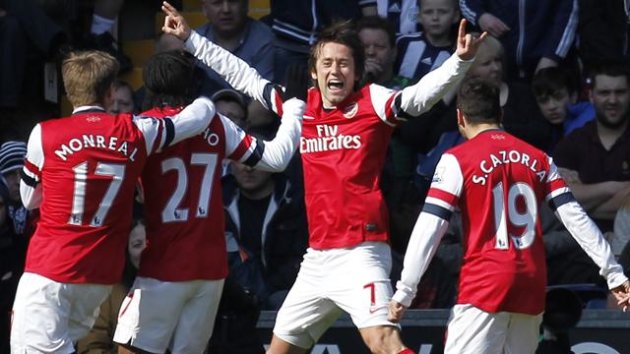 Arsenal's Czech midfielder Tomas Rosicky (2R) celebrates after scoring the opening goal in the English Premier League football match between West Bromwich Albion and Arsenal at The Hawthorns in West Bromwich, central England, on April 6, 2013 (AFP)