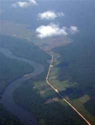 En los dos minutos que se tarda en leer esta historia, una zona del tamaño de 60 estadios de fútbol habrá sido objeto de tala ilegal a nivel mundial, según Chatham House, un instituto de política independiente de Londres. En la imagen, vista aérea de la deforestación a ambos lados del río Amazonas a su curso por Brasil. REUTERS/Andrew Hay