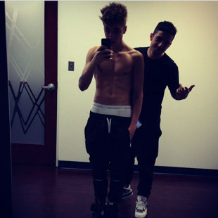 Justin Bieber Sends Fans Crazy With Topless Photo