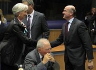 El Fondo Monetario Internacional dijo que la desaceleración económica mundial está empeorando, al tiempo que redujo sus previsiones de crecimiento por segunda vez desde abril, entre ellas la de la economía española. En la imagen, la directora gerente del Fondo Monetario (FMI), Christine Lagarde (I), saluda al ministro de Economía español, Luis de Guindos (D), mientras el ministro alemán de Finanzas, Wolfgang Schäuble (C) espera el comienzo de una reunión de ministros de Finanzas de la euro zona en Luxemburgo, el 8 de octubre de 2012. REUTERS/Yves Herman