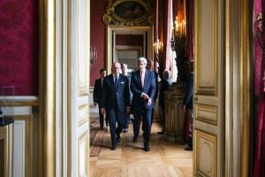 French Foreign Affairs Minister Laurent Fabius (L) …