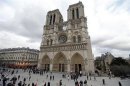 La classe politique s'empare du suicide à Notre-Dame