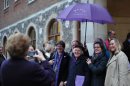 Unas mujeres del clero anglicano y unos visitantes se fotografían antes de entrar en el sínodo este martes en Londres