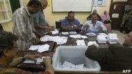 حملة مرسي تعلن فوزه برئاسة مصر 120618000722_egyptian_election_officials_count_ballots_at_a_polling_station_in_cair_304x171_afp