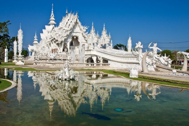 Tọa lạc tại tỉnh Chiang Rai, miền Bắc Thái Lan, Wat Rong Khun hay còn được gọi là chùa Trắng là một ngôi chùa khá đặc biệt. Không như phần lớn các ngôi chùa khác tại Thái với màu vàng truyền thống, tê