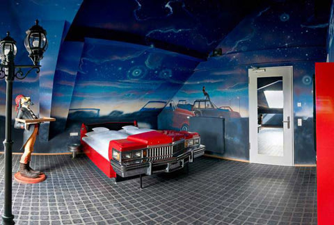 Khách sạn V8 ở Stuttgart, miền nam nước Đức, cho một chiếc xe vào trong phòng ngủ của bạn.