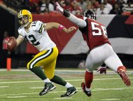 El quarterback Aaron Rodgers (12), de los Packers de Green Bay, evade al defensor Sean Weatherspoon (56), de los Falcons de Atlanta, en la segunda mitad del partido entre ambos equipos disputado el domingo 9 de octubre de 2011, en Atlanta. (Foto AP/Rich Addicks)