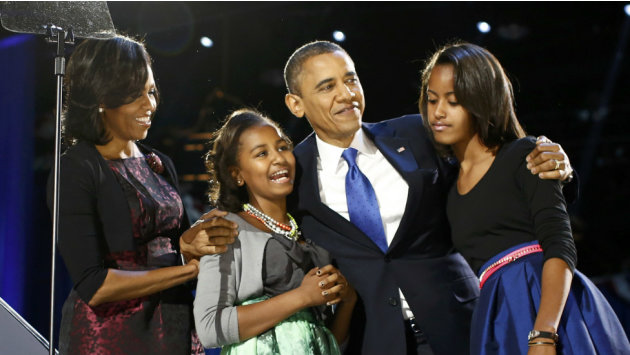 عائلة أوباما تشارك الرئيس النصر.