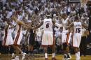 Los jugadores de Miami Heat se felicitan al final del último cuarto del séptimo partido de la final de la NBA, contra los San Antonio Spurs, el 20 de junio en Miami