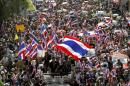 Miles de manifestantes participan este miércoles en una marcha antigubernamental en la principal calle de Bangkok (Tailandia). EFEUn activista antigubernamental participa en una acción para ocupar el Ministerio de Finanzas en Bangkok (Tailandia) . EFE