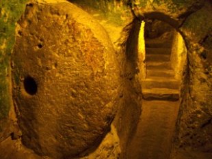 Ciudad subterránea de Derinkuyu de hace 3.500 años y con 8 niveles Puerta-circular-de-piedra-que-bloqueaba-uno-de-los-pasillos-de-la-ciudad-subterranea-de-Derinkuyu-Basil-Tracy-Flickr-Creative-Commons
