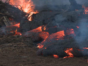 Raw: Molten Hot Lava Surges in Hawaii