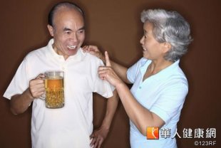 老年人喝酒要注意節制，免得傷了健康。