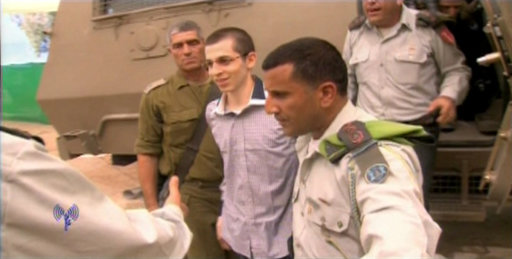 Frame grab shows Gilad Shalit being greeted by Israeli army officers at Kerem Shalom