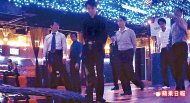 懷著牛郎夢的中年男子，每天下午到K.D名媛會館內接受培訓，踩著吉魯巴舞步練習。