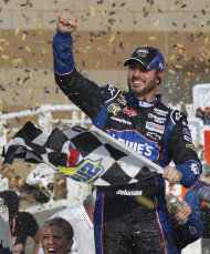 Jimmie Johnson celebra su triunfo en la carrera de Kansas en la serie NASCAR el domingo 9 de octubre del 2011. (Foto AP/Orlin Wagner)