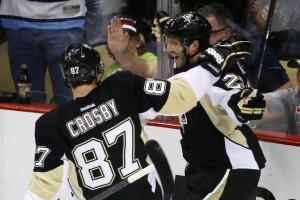 Crosby helps Penguins beat Blackhawks 4-1