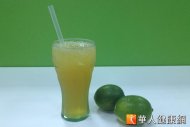 營養師趙函穎則示範自己在家DIY，製作同口感的「翡翠檸檬茶」。（攝影／黃子倫）