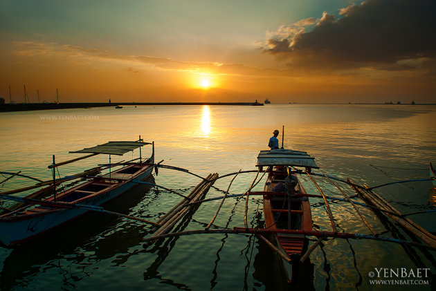 Fishermen watch the famed Manila Bay sunset. (Yen Baet)