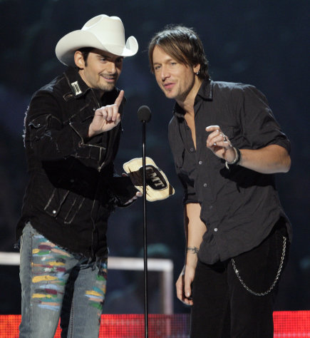 FILE - In this June 16, 2009 file photo, Brad Paisley, left, and Keith Urban accept the Collaborative Video of the Year Award at the CMT Music Awards in Nashville, Tenn. Paisley plans to hang out with a recovering Urban after having vocal chord surgery. Urban postponed his "All For The Hall" concert to benefit the Country Music Hall of Fame that was originally scheduled for Jan. 18. He also rescheduled the rest of his 2011 concert dates for next year. (AP Photo/Mark Humphrey, file)