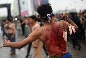 Afghan Shiite Muslim devotees beat themselves with&nbsp;&hellip;