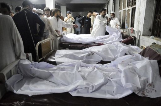 PSH18 PESHAWAR (PAKISTÁN), 31/08/2012.-  Enfermeros pakistaníes trabajan con los muertos y heridos de un atentado bomba en Matani Bazar, Peshawar, Pakistán hoy, viernes 31 de agosto de 2012. Al menos cuatro personas han muerto y otras 12 han resultado heridos por un coche-bomba colocado en un suburbio de Peshawar.   EFE/Arshad Arbab