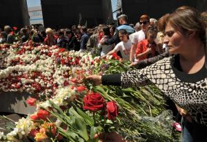 People lay flowers at the monument to Armenians killed&nbsp;&hellip;