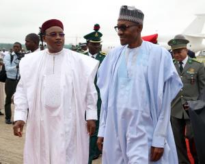 Niger President Mahamadou Issoufou (L) is welcomed …